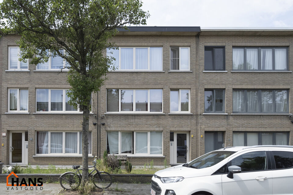 Inkomhal; apart toilet; vestiairekast; leefruimte met open keuken met kookplaat, dampkap; oven, spoelbak en kasten + ruimte voor een eigen koelkast; badkamer met douche, wastafel in kastje, spiegelkast, handdoekdroger en ruimte voor wasmachine/droogkast; 