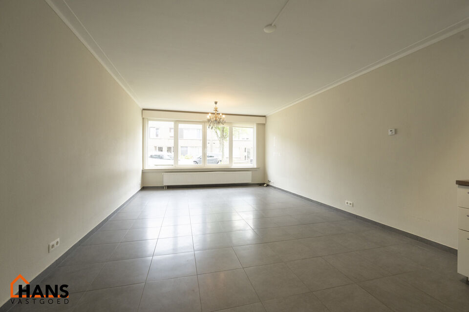 Inkomhal; apart toilet; vestiairekast; leefruimte met open keuken met kookplaat, dampkap; oven, spoelbak en kasten + ruimte voor een eigen koelkast; badkamer met douche, wastafel in kastje, spiegelkast, handdoekdroger en ruimte voor wasmachine/droogkast; 