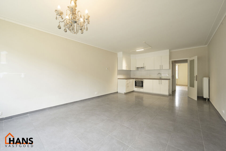 Inkomhal; apart toilet; vestiairekast; leefruimte met open keuken met kookplaat, dampkap; oven, spoelbak en kasten + ruimte voor een eigen koelkast; badkamer met douche, wastafel in kastje, spiegelkast, handdoekdroger en ruimte voor wasmachine/droogkast; 