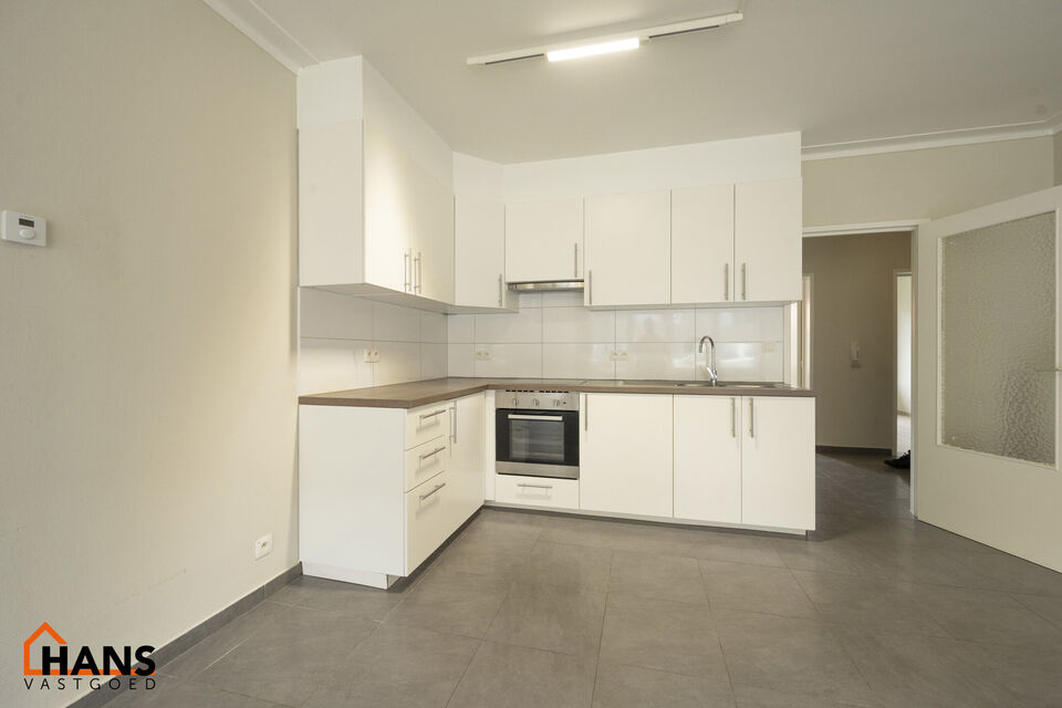 Inkomhal; apart toilet; vestiairekast; leefruimte met open keuken met kookplaat, dampkap; oven, spoelbak en kasten + ruimte voor een eigen koelkast; badkamer met douche, wastafel in kastje, spiegelkast, handdoekdroger en ruimte voor wasmachine/droogkast; 