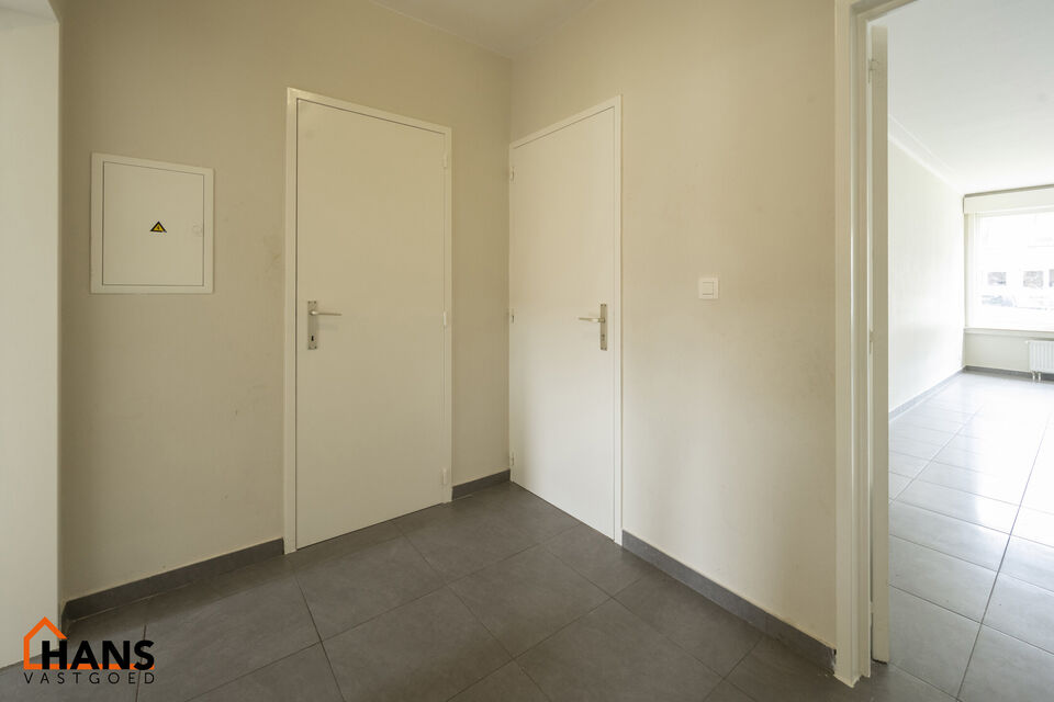 Inkomhal; apart toilet; vestiairekast; leefruimte met open keuken met kookplaat, dampkap; oven, spoelbak en kasten + ruimte voor een eigen koelkast; badkamer met douche, wastafel in kastje, spiegelkast, handdoekdroger en ruimte voor wasmachine/droogkast; 