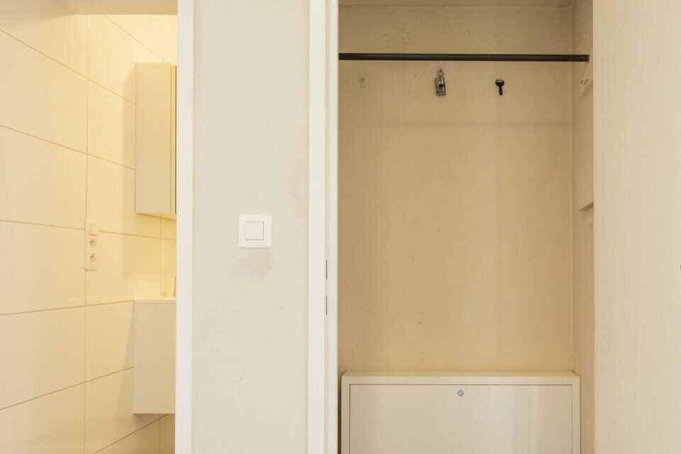 Inkomhal; apart toilet; vestiairekast; leefruimte met open keuken met kookplaat, dampkap; oven, spoelbak en kasten + ruimte voor een eigen koelkast; badkamer met douche, wastafel in kastje, spiegelkast, handdoekdroger en ruimte voor wasmachine/droogkast; 