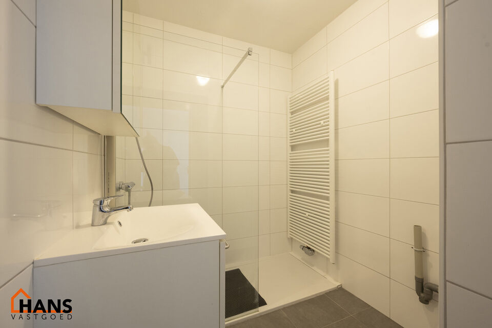 Inkomhal; apart toilet; vestiairekast; leefruimte met open keuken met kookplaat, dampkap; oven, spoelbak en kasten + ruimte voor een eigen koelkast; badkamer met douche, wastafel in kastje, spiegelkast, handdoekdroger en ruimte voor wasmachine/droogkast; 