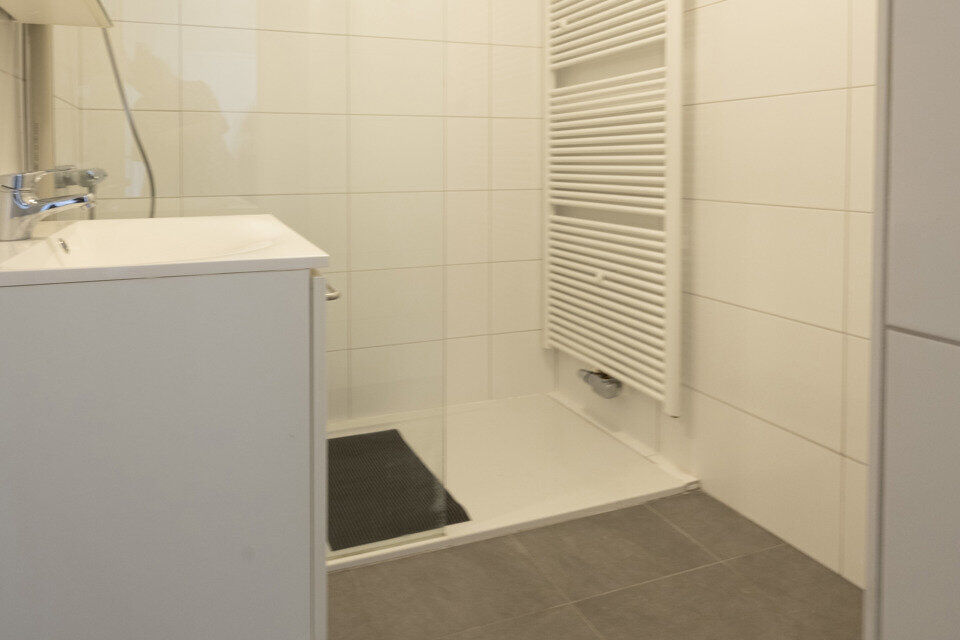 Inkomhal; apart toilet; vestiairekast; leefruimte met open keuken met kookplaat, dampkap; oven, spoelbak en kasten + ruimte voor een eigen koelkast; badkamer met douche, wastafel in kastje, spiegelkast, handdoekdroger en ruimte voor wasmachine/droogkast; 