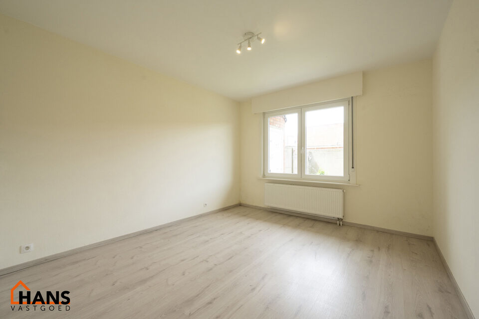 Inkomhal; apart toilet; vestiairekast; leefruimte met open keuken met kookplaat, dampkap; oven, spoelbak en kasten + ruimte voor een eigen koelkast; badkamer met douche, wastafel in kastje, spiegelkast, handdoekdroger en ruimte voor wasmachine/droogkast; 