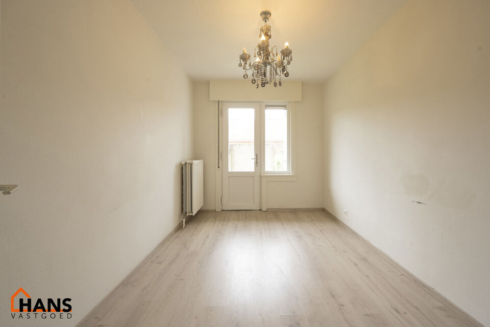 Inkomhal; apart toilet; vestiairekast; leefruimte met open keuken met kookplaat, dampkap; oven, spoelbak en kasten + ruimte voor een eigen koelkast; badkamer met douche, wastafel in kastje, spiegelkast, handdoekdroger en ruimte voor wasmachine/droogkast; 