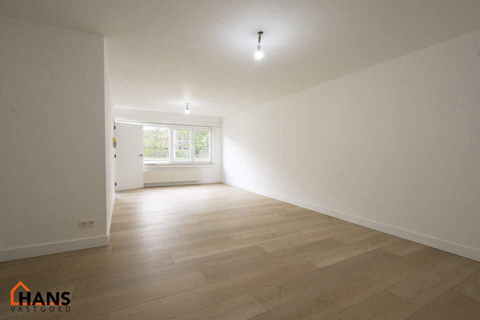 Inkomhal; apart toilet; vestiairekast; leefruimte; keuken met kasten, spoelbak, kookplaat, dampkap, oven, koelkast en vaatwasser; badkamer met inloopdouche, wastafel in meubel, spiegel en handdoekdroger; 2 slaapkamers, waarvan de kleinste toegang verschaf