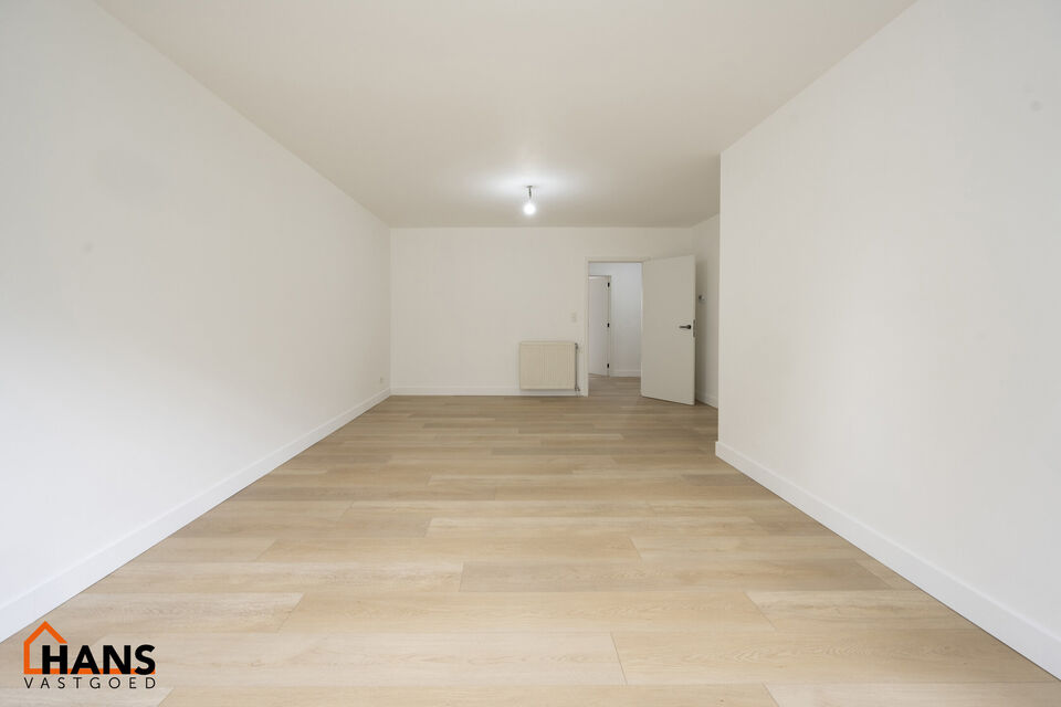 Inkomhal; apart toilet; vestiairekast; leefruimte; keuken met kasten, spoelbak, kookplaat, dampkap, oven, koelkast en vaatwasser; badkamer met inloopdouche, wastafel in meubel, spiegel en handdoekdroger; 2 slaapkamers, waarvan de kleinste toegang verschaf