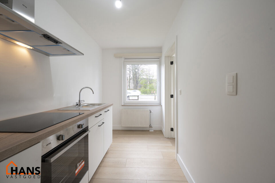 Inkomhal; apart toilet; vestiairekast; leefruimte; keuken met kasten, spoelbak, kookplaat, dampkap, oven, koelkast en vaatwasser; badkamer met inloopdouche, wastafel in meubel, spiegel en handdoekdroger; 2 slaapkamers, waarvan de kleinste toegang verschaf