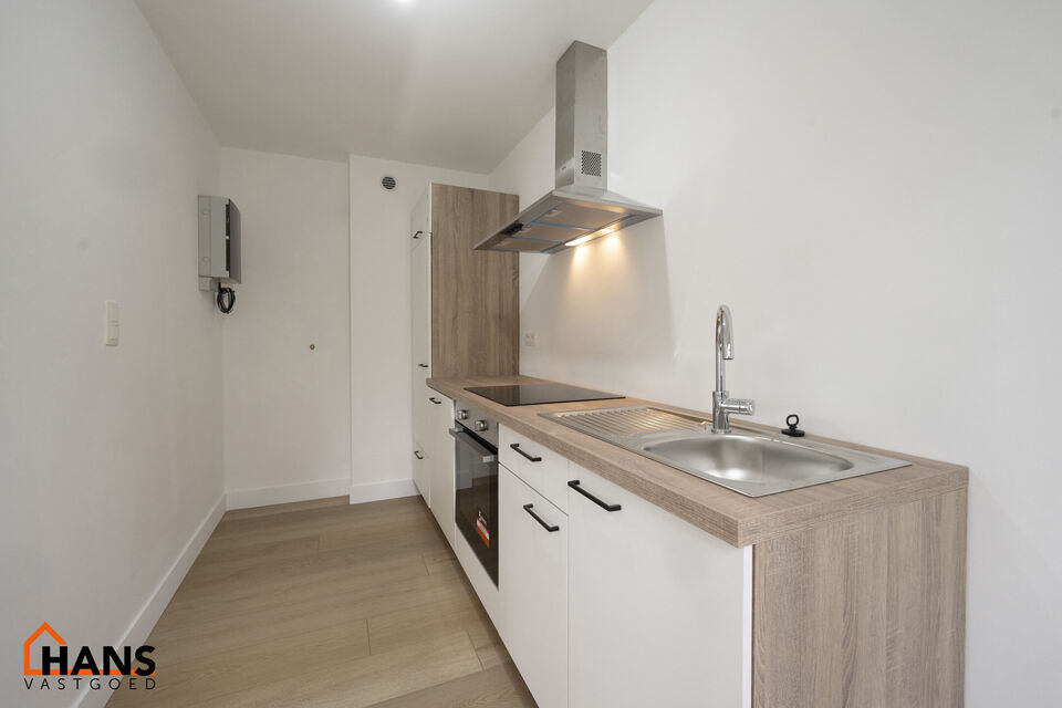 Inkomhal; apart toilet; vestiairekast; leefruimte; keuken met kasten, spoelbak, kookplaat, dampkap, oven, koelkast en vaatwasser; badkamer met inloopdouche, wastafel in meubel, spiegel en handdoekdroger; 2 slaapkamers, waarvan de kleinste toegang verschaf