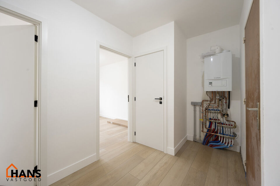Inkomhal; apart toilet; vestiairekast; leefruimte; keuken met kasten, spoelbak, kookplaat, dampkap, oven, koelkast en vaatwasser; badkamer met inloopdouche, wastafel in meubel, spiegel en handdoekdroger; 2 slaapkamers, waarvan de kleinste toegang verschaf