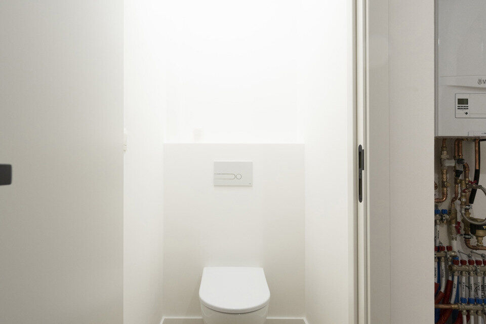 Inkomhal; apart toilet; vestiairekast; leefruimte; keuken met kasten, spoelbak, kookplaat, dampkap, oven, koelkast en vaatwasser; badkamer met inloopdouche, wastafel in meubel, spiegel en handdoekdroger; 2 slaapkamers, waarvan de kleinste toegang verschaf