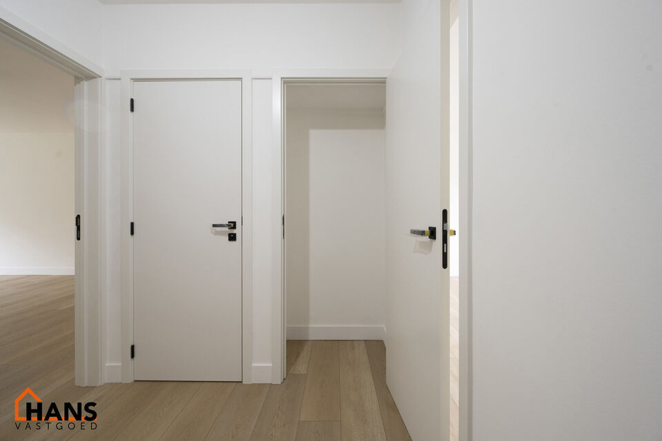 Inkomhal; apart toilet; vestiairekast; leefruimte; keuken met kasten, spoelbak, kookplaat, dampkap, oven, koelkast en vaatwasser; badkamer met inloopdouche, wastafel in meubel, spiegel en handdoekdroger; 2 slaapkamers, waarvan de kleinste toegang verschaf