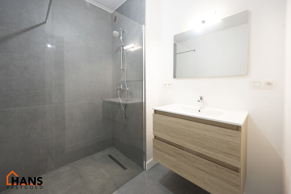 Inkomhal; apart toilet; vestiairekast; leefruimte; keuken met kasten, spoelbak, kookplaat, dampkap, oven, koelkast en vaatwasser; badkamer met inloopdouche, wastafel in meubel, spiegel en handdoekdroger; 2 slaapkamers, waarvan de kleinste toegang verschaf