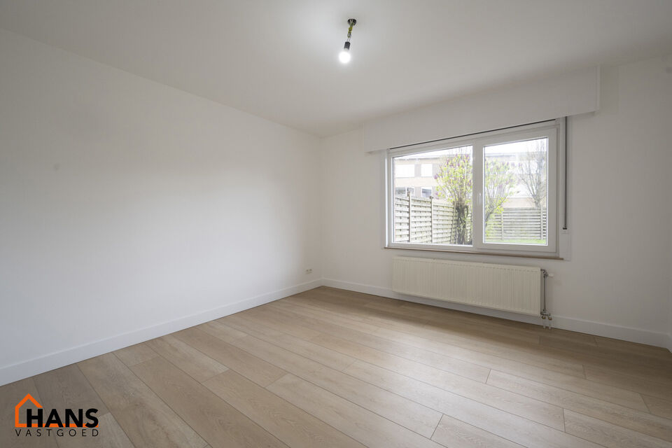 Inkomhal; apart toilet; vestiairekast; leefruimte; keuken met kasten, spoelbak, kookplaat, dampkap, oven, koelkast en vaatwasser; badkamer met inloopdouche, wastafel in meubel, spiegel en handdoekdroger; 2 slaapkamers, waarvan de kleinste toegang verschaf