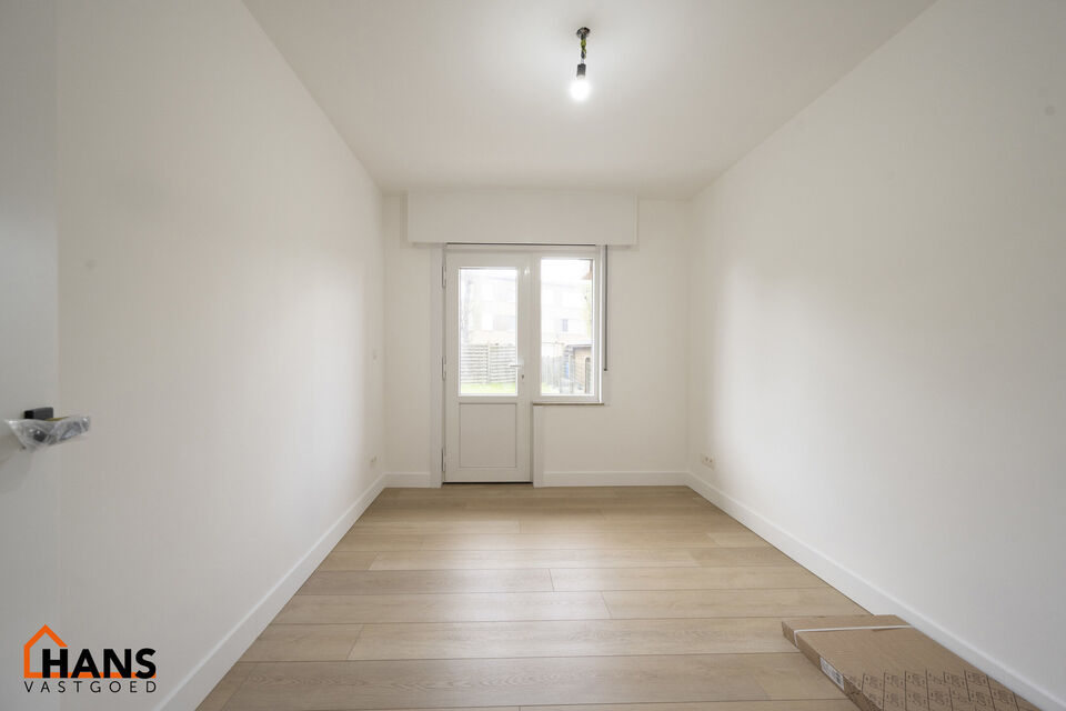 Inkomhal; apart toilet; vestiairekast; leefruimte; keuken met kasten, spoelbak, kookplaat, dampkap, oven, koelkast en vaatwasser; badkamer met inloopdouche, wastafel in meubel, spiegel en handdoekdroger; 2 slaapkamers, waarvan de kleinste toegang verschaf