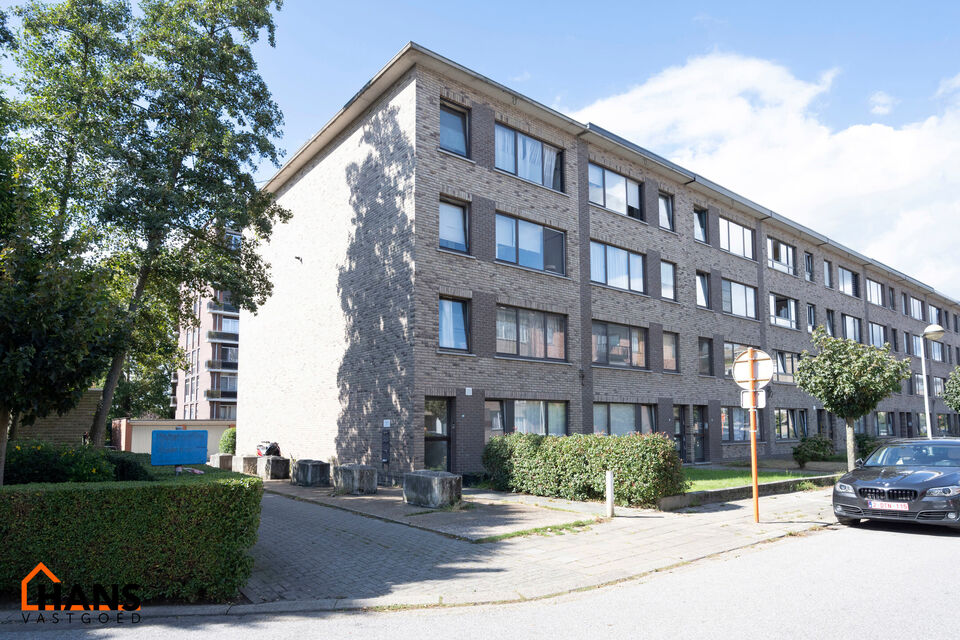 Dit goed gelegen en deels gerenoveerd gelijkvloers appartement bevindt zich in een doodlopende straat.

Indeling:
Inkomhal met vestiairekast; apart toilet; ingerichte badkamer met ligbad, wastafel, spiegelkast, kastje en aansluiting voor wasmachine/droogk