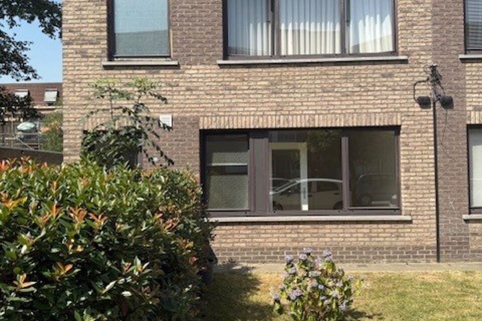 Dit goed gelegen en deels gerenoveerd gelijkvloers appartement bevindt zich in een doodlopende straat.

Indeling:
Inkomhal met vestiairekast; apart toilet; ingerichte badkamer met ligbad, wastafel, spiegelkast, kastje en aansluiting voor wasmachine/droogk