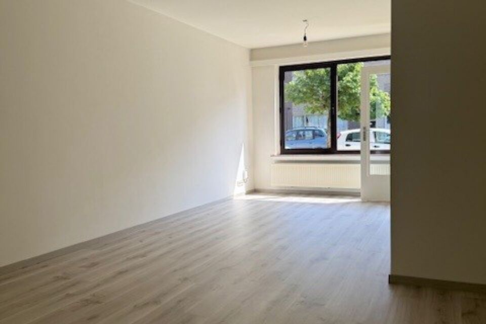 Dit goed gelegen en deels gerenoveerd gelijkvloers appartement bevindt zich in een doodlopende straat.

Indeling:
Inkomhal met vestiairekast; apart toilet; ingerichte badkamer met ligbad, wastafel, spiegelkast, kastje en aansluiting voor wasmachine/droogk