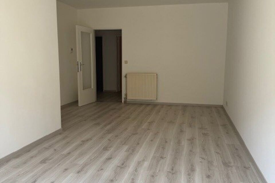 Dit goed gelegen en deels gerenoveerd gelijkvloers appartement bevindt zich in een doodlopende straat.

Indeling:
Inkomhal met vestiairekast; apart toilet; ingerichte badkamer met ligbad, wastafel, spiegelkast, kastje en aansluiting voor wasmachine/droogk