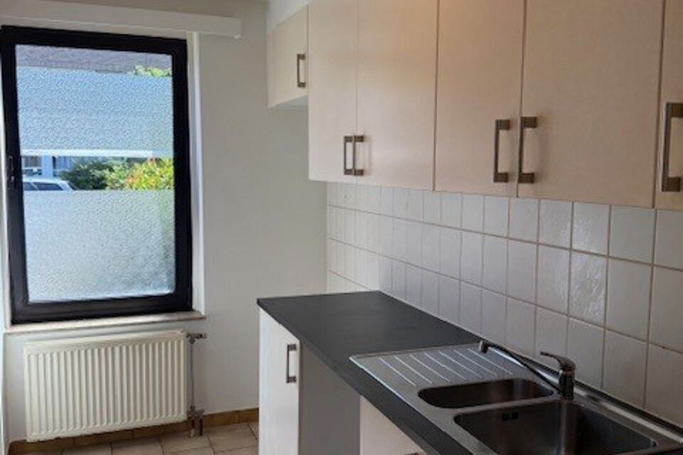 Dit goed gelegen en deels gerenoveerd gelijkvloers appartement bevindt zich in een doodlopende straat.

Indeling:
Inkomhal met vestiairekast; apart toilet; ingerichte badkamer met ligbad, wastafel, spiegelkast, kastje en aansluiting voor wasmachine/droogk