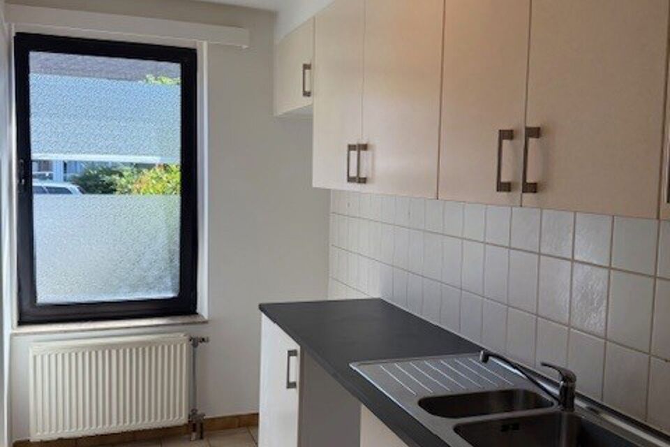 Dit goed gelegen en deels gerenoveerd gelijkvloers appartement bevindt zich in een doodlopende straat.

Indeling:
Inkomhal met vestiairekast; apart toilet; ingerichte badkamer met ligbad, wastafel, spiegelkast, kastje en aansluiting voor wasmachine/droogk