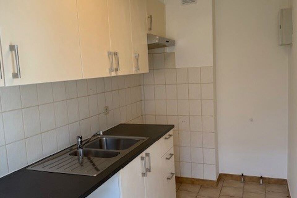 Dit goed gelegen en deels gerenoveerd gelijkvloers appartement bevindt zich in een doodlopende straat.

Indeling:
Inkomhal met vestiairekast; apart toilet; ingerichte badkamer met ligbad, wastafel, spiegelkast, kastje en aansluiting voor wasmachine/droogk