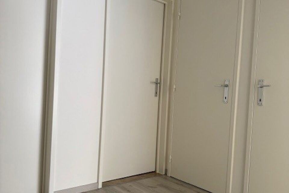 Dit goed gelegen en deels gerenoveerd gelijkvloers appartement bevindt zich in een doodlopende straat.

Indeling:
Inkomhal met vestiairekast; apart toilet; ingerichte badkamer met ligbad, wastafel, spiegelkast, kastje en aansluiting voor wasmachine/droogk