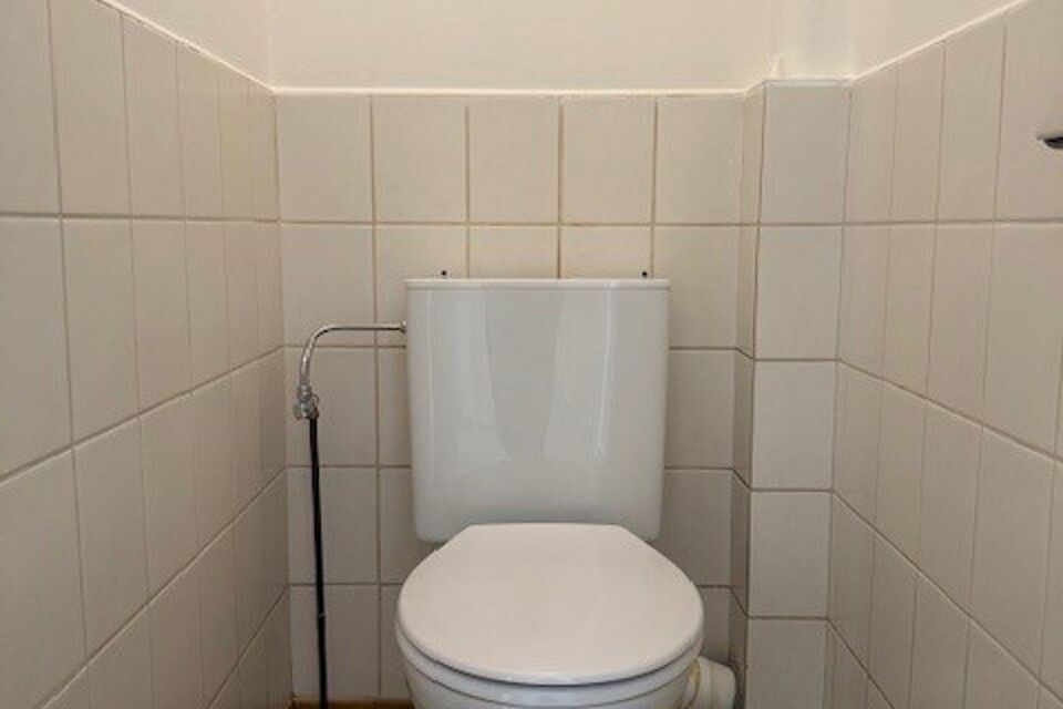 Dit goed gelegen en deels gerenoveerd gelijkvloers appartement bevindt zich in een doodlopende straat.

Indeling:
Inkomhal met vestiairekast; apart toilet; ingerichte badkamer met ligbad, wastafel, spiegelkast, kastje en aansluiting voor wasmachine/droogk