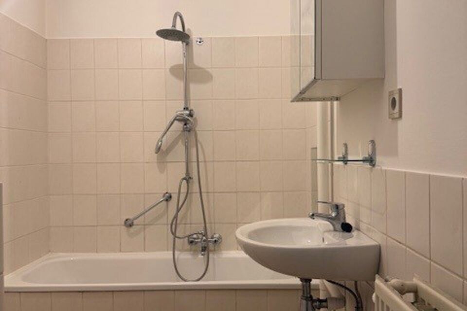 Dit goed gelegen en deels gerenoveerd gelijkvloers appartement bevindt zich in een doodlopende straat.

Indeling:
Inkomhal met vestiairekast; apart toilet; ingerichte badkamer met ligbad, wastafel, spiegelkast, kastje en aansluiting voor wasmachine/droogk