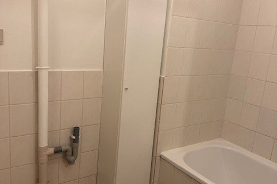 Dit goed gelegen en deels gerenoveerd gelijkvloers appartement bevindt zich in een doodlopende straat.

Indeling:
Inkomhal met vestiairekast; apart toilet; ingerichte badkamer met ligbad, wastafel, spiegelkast, kastje en aansluiting voor wasmachine/droogk