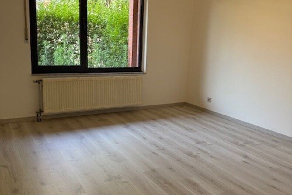 Dit goed gelegen en deels gerenoveerd gelijkvloers appartement bevindt zich in een doodlopende straat.

Indeling:
Inkomhal met vestiairekast; apart toilet; ingerichte badkamer met ligbad, wastafel, spiegelkast, kastje en aansluiting voor wasmachine/droogk