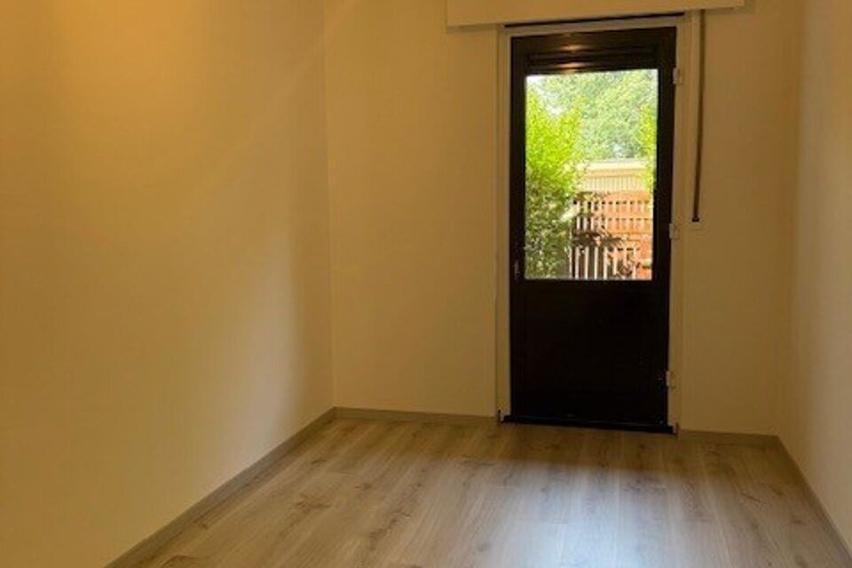 Dit goed gelegen en deels gerenoveerd gelijkvloers appartement bevindt zich in een doodlopende straat.

Indeling:
Inkomhal met vestiairekast; apart toilet; ingerichte badkamer met ligbad, wastafel, spiegelkast, kastje en aansluiting voor wasmachine/droogk