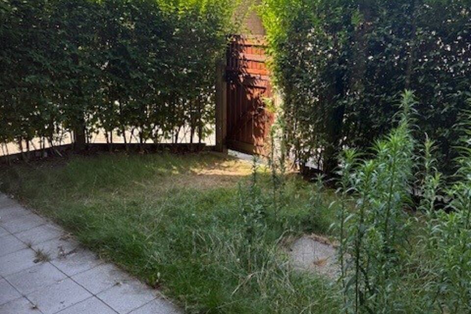 Dit goed gelegen en deels gerenoveerd gelijkvloers appartement bevindt zich in een doodlopende straat.

Indeling:
Inkomhal met vestiairekast; apart toilet; ingerichte badkamer met ligbad, wastafel, spiegelkast, kastje en aansluiting voor wasmachine/droogk