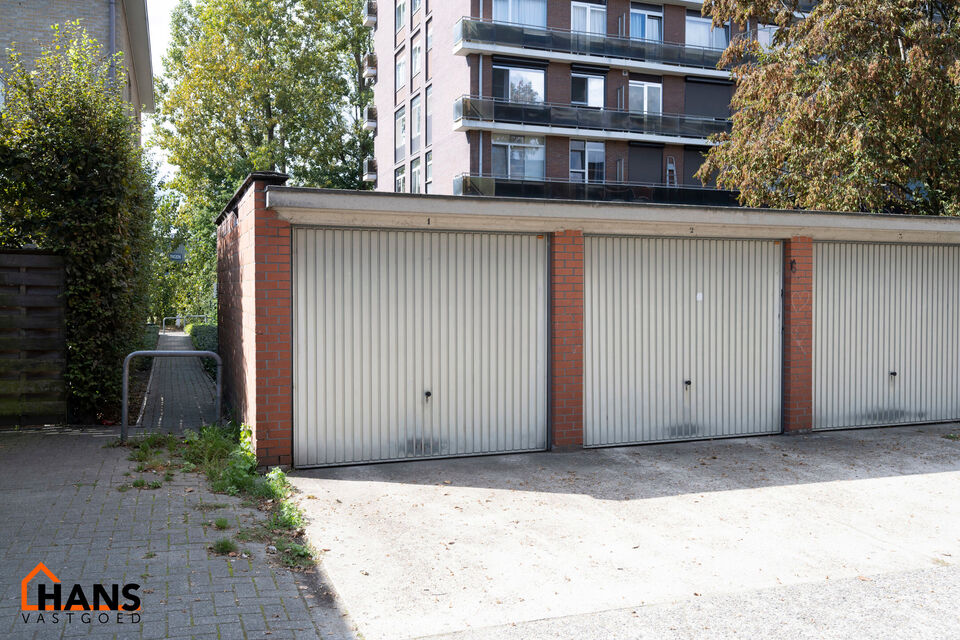 Dit goed gelegen en deels gerenoveerd gelijkvloers appartement bevindt zich in een doodlopende straat.

Indeling:
Inkomhal met vestiairekast; apart toilet; ingerichte badkamer met ligbad, wastafel, spiegelkast, kastje en aansluiting voor wasmachine/droogk