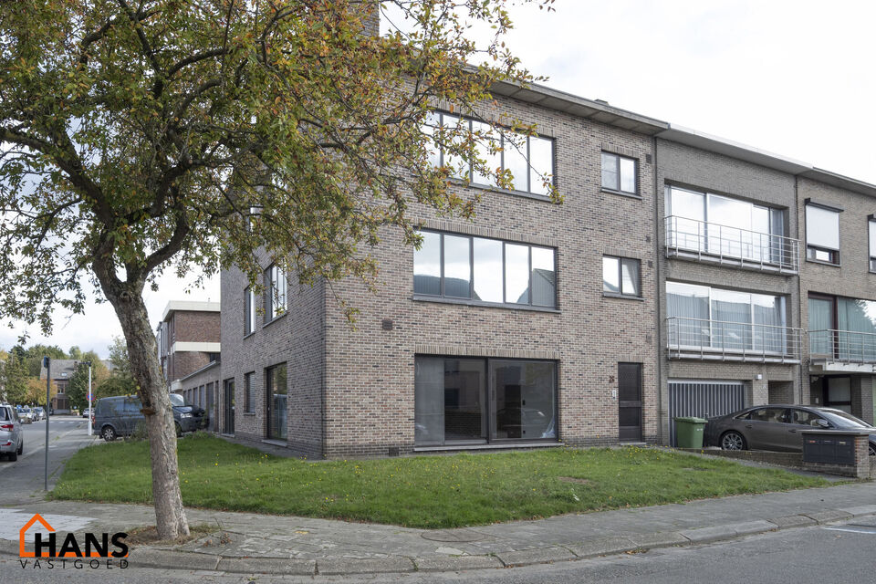 Inkomhal; apart toilet; ruime leefruimte met halfopen, vernieuwde keuken met kasten, spoelbak, kookplaat, dampkap; koelkast, diepvries en oven; slaapkamer; badkamer met inloopdouche, dubbele wastafel in meubel, spiegelkast en ruimte voor wasmachine/droogk