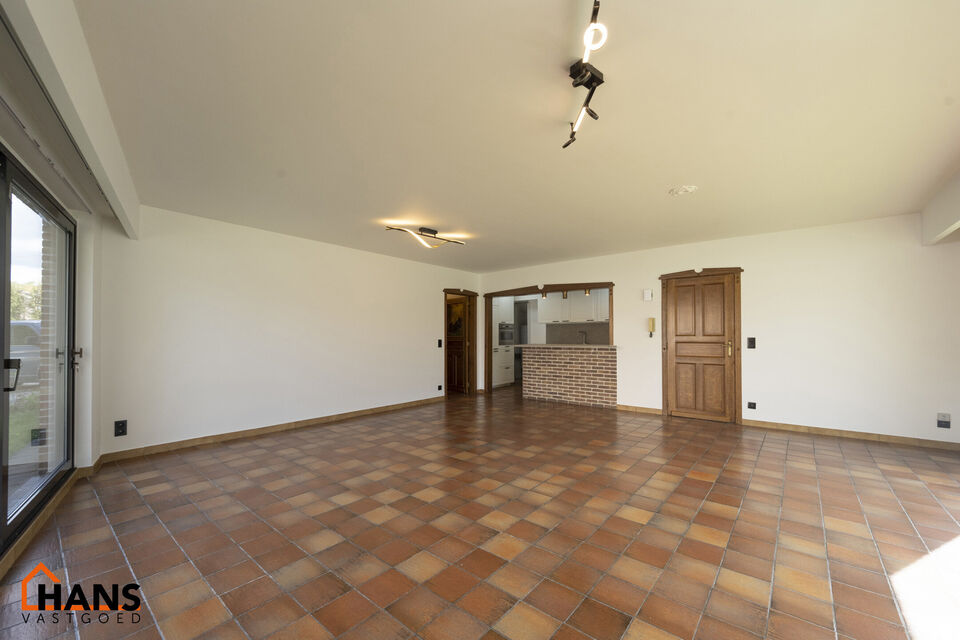 Inkomhal; apart toilet; ruime leefruimte met halfopen, vernieuwde keuken met kasten, spoelbak, kookplaat, dampkap; koelkast, diepvries en oven; slaapkamer; badkamer met inloopdouche, dubbele wastafel in meubel, spiegelkast en ruimte voor wasmachine/droogk