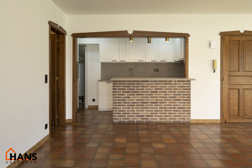 Inkomhal; apart toilet; ruime leefruimte met halfopen, vernieuwde keuken met kasten, spoelbak, kookplaat, dampkap; koelkast, diepvries en oven; slaapkamer; badkamer met inloopdouche, dubbele wastafel in meubel, spiegelkast en ruimte voor wasmachine/droogk