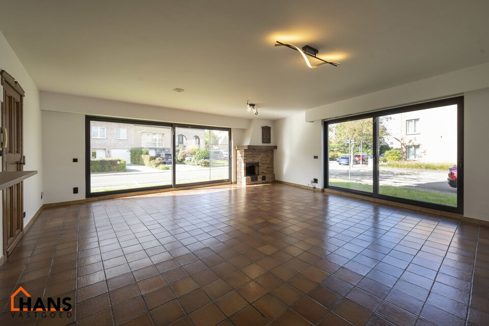 Inkomhal; apart toilet; ruime leefruimte met halfopen, vernieuwde keuken met kasten, spoelbak, kookplaat, dampkap; koelkast, diepvries en oven; slaapkamer; badkamer met inloopdouche, dubbele wastafel in meubel, spiegelkast en ruimte voor wasmachine/droogk