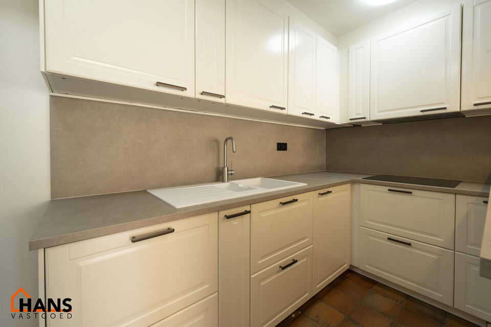 Inkomhal; apart toilet; ruime leefruimte met halfopen, vernieuwde keuken met kasten, spoelbak, kookplaat, dampkap; koelkast, diepvries en oven; slaapkamer; badkamer met inloopdouche, dubbele wastafel in meubel, spiegelkast en ruimte voor wasmachine/droogk