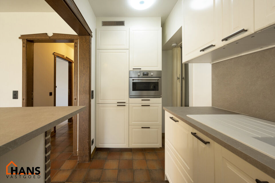 Inkomhal; apart toilet; ruime leefruimte met halfopen, vernieuwde keuken met kasten, spoelbak, kookplaat, dampkap; koelkast, diepvries en oven; slaapkamer; badkamer met inloopdouche, dubbele wastafel in meubel, spiegelkast en ruimte voor wasmachine/droogk
