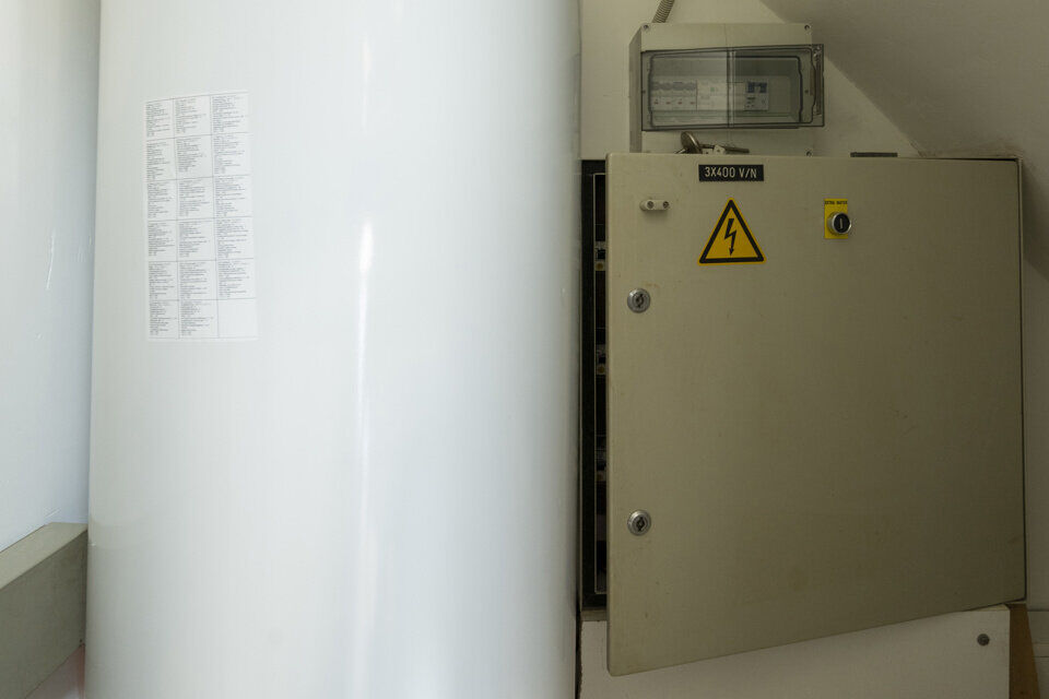 Inkomhal; apart toilet; ruime leefruimte met halfopen, vernieuwde keuken met kasten, spoelbak, kookplaat, dampkap; koelkast, diepvries en oven; slaapkamer; badkamer met inloopdouche, dubbele wastafel in meubel, spiegelkast en ruimte voor wasmachine/droogk