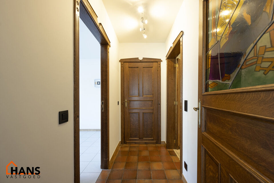 Inkomhal; apart toilet; ruime leefruimte met halfopen, vernieuwde keuken met kasten, spoelbak, kookplaat, dampkap; koelkast, diepvries en oven; slaapkamer; badkamer met inloopdouche, dubbele wastafel in meubel, spiegelkast en ruimte voor wasmachine/droogk