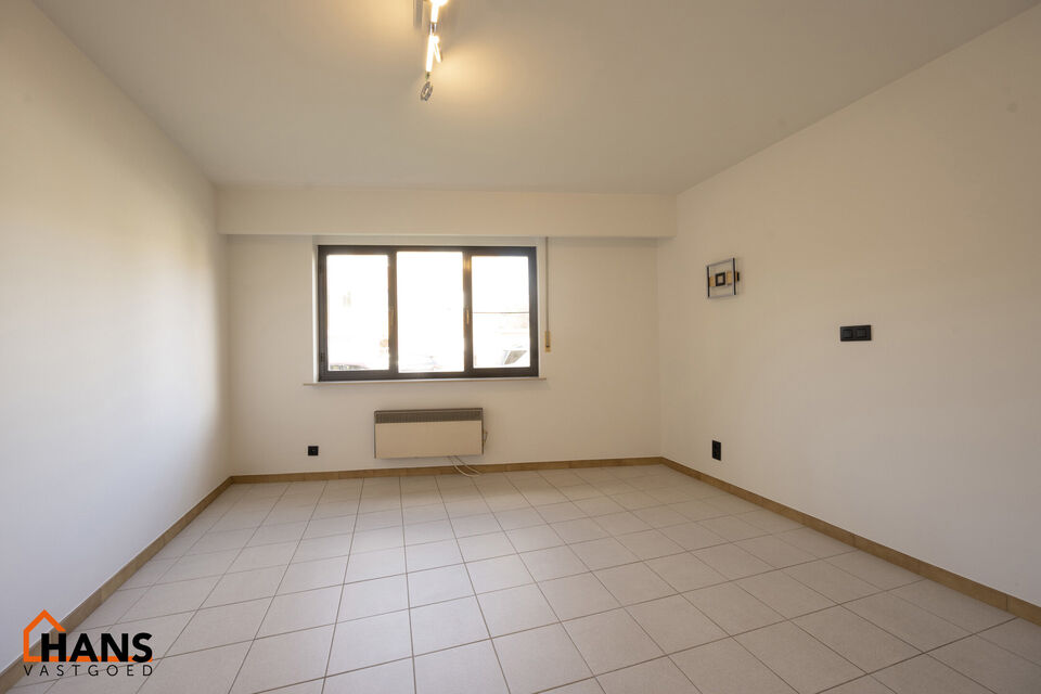 Inkomhal; apart toilet; ruime leefruimte met halfopen, vernieuwde keuken met kasten, spoelbak, kookplaat, dampkap; koelkast, diepvries en oven; slaapkamer; badkamer met inloopdouche, dubbele wastafel in meubel, spiegelkast en ruimte voor wasmachine/droogk