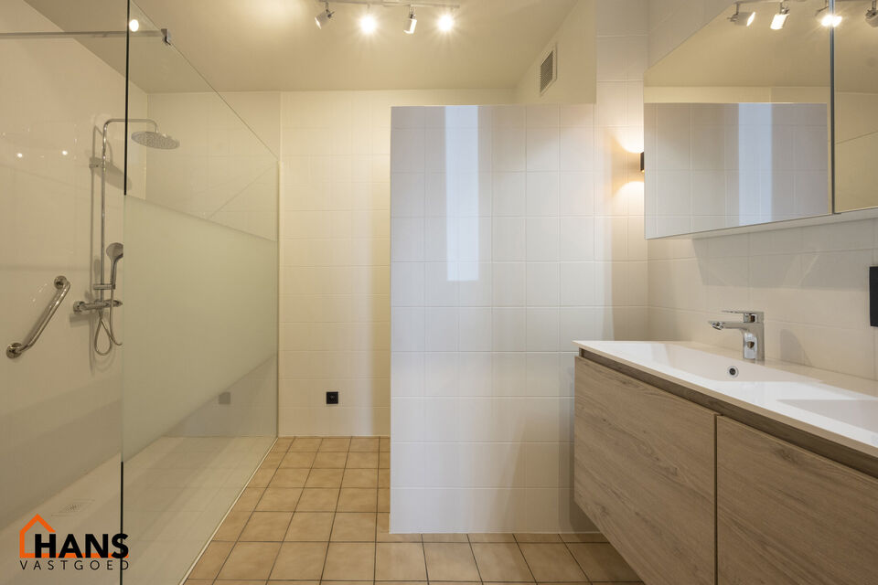 Inkomhal; apart toilet; ruime leefruimte met halfopen, vernieuwde keuken met kasten, spoelbak, kookplaat, dampkap; koelkast, diepvries en oven; slaapkamer; badkamer met inloopdouche, dubbele wastafel in meubel, spiegelkast en ruimte voor wasmachine/droogk
