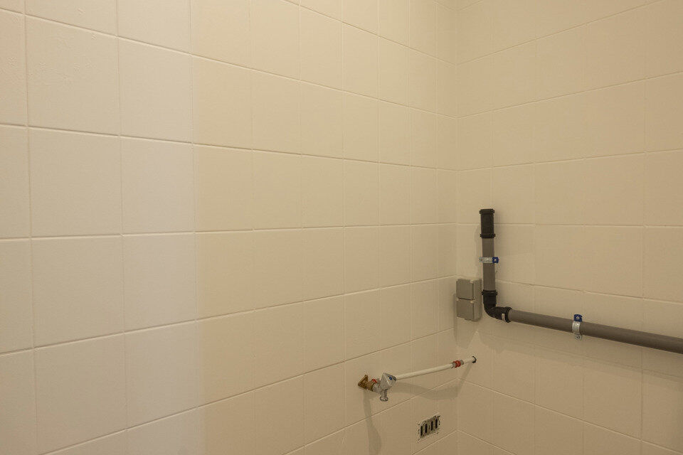 Inkomhal; apart toilet; ruime leefruimte met halfopen, vernieuwde keuken met kasten, spoelbak, kookplaat, dampkap; koelkast, diepvries en oven; slaapkamer; badkamer met inloopdouche, dubbele wastafel in meubel, spiegelkast en ruimte voor wasmachine/droogk