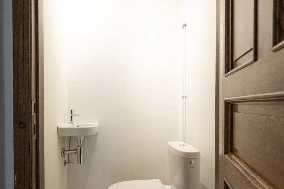 Inkomhal; apart toilet; ruime leefruimte met halfopen, vernieuwde keuken met kasten, spoelbak, kookplaat, dampkap; koelkast, diepvries en oven; slaapkamer; badkamer met inloopdouche, dubbele wastafel in meubel, spiegelkast en ruimte voor wasmachine/droogk