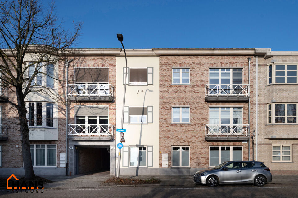 Inkomhal; apart toilet; leefruimte met open keuken voorzien van kasten, kookeiland, spoelbak, kookplaat, dampkap, oven, koelkast en vaatwasser; badkamer met douche, ligbad, dubbele wastafel in meubel en handdoekdroger; 3 slaapkamers en achterliggend terra