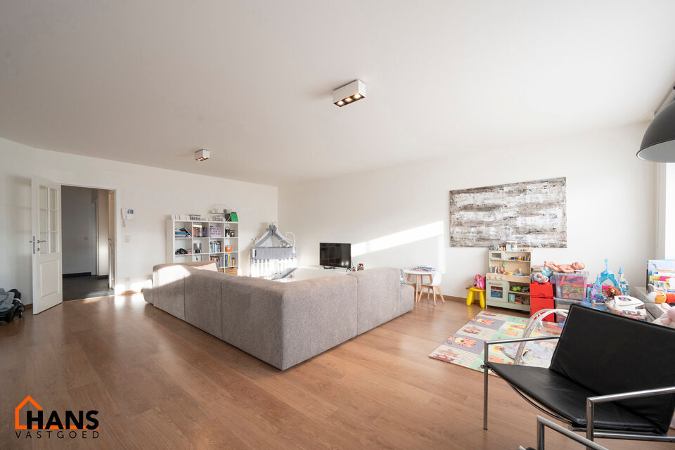 Inkomhal; apart toilet; leefruimte met open keuken voorzien van kasten, kookeiland, spoelbak, kookplaat, dampkap, oven, koelkast en vaatwasser; badkamer met douche, ligbad, dubbele wastafel in meubel en handdoekdroger; 3 slaapkamers en achterliggend terra