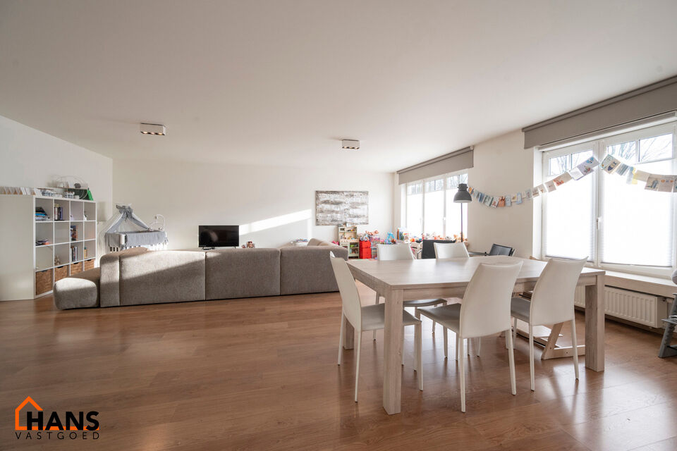 Inkomhal; apart toilet; leefruimte met open keuken voorzien van kasten, kookeiland, spoelbak, kookplaat, dampkap, oven, koelkast en vaatwasser; badkamer met douche, ligbad, dubbele wastafel in meubel en handdoekdroger; 3 slaapkamers en achterliggend terra